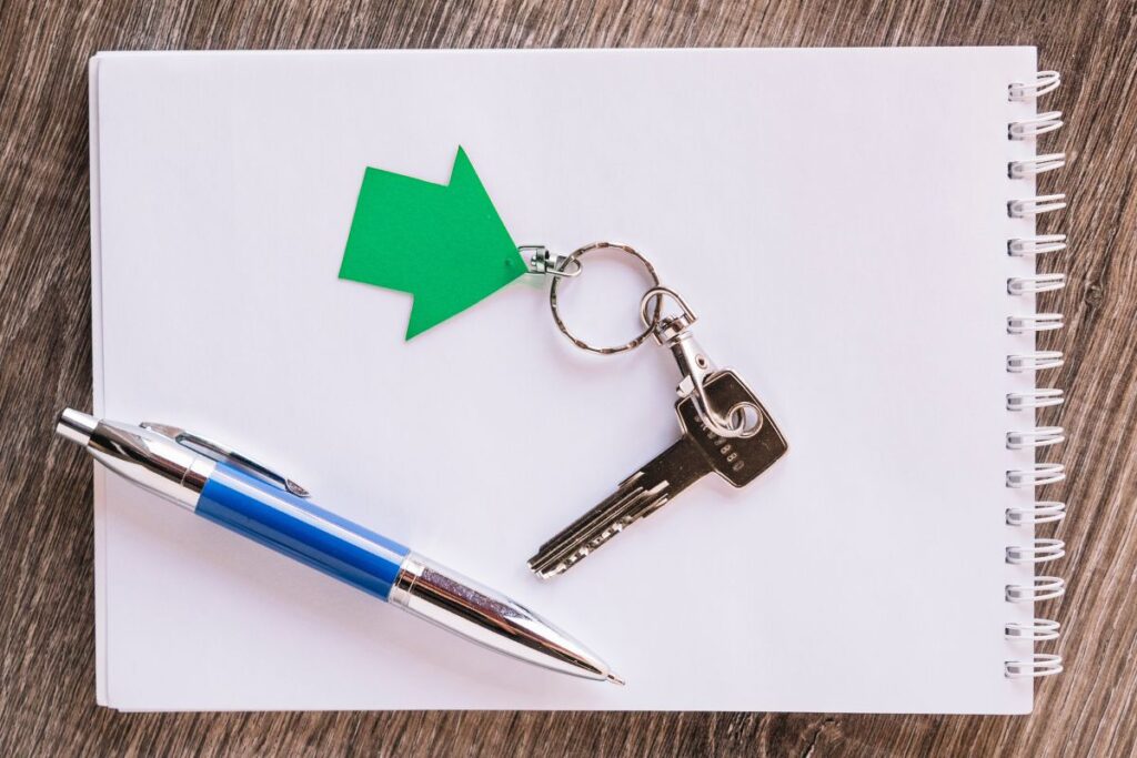 Blocco note con penna e chiave