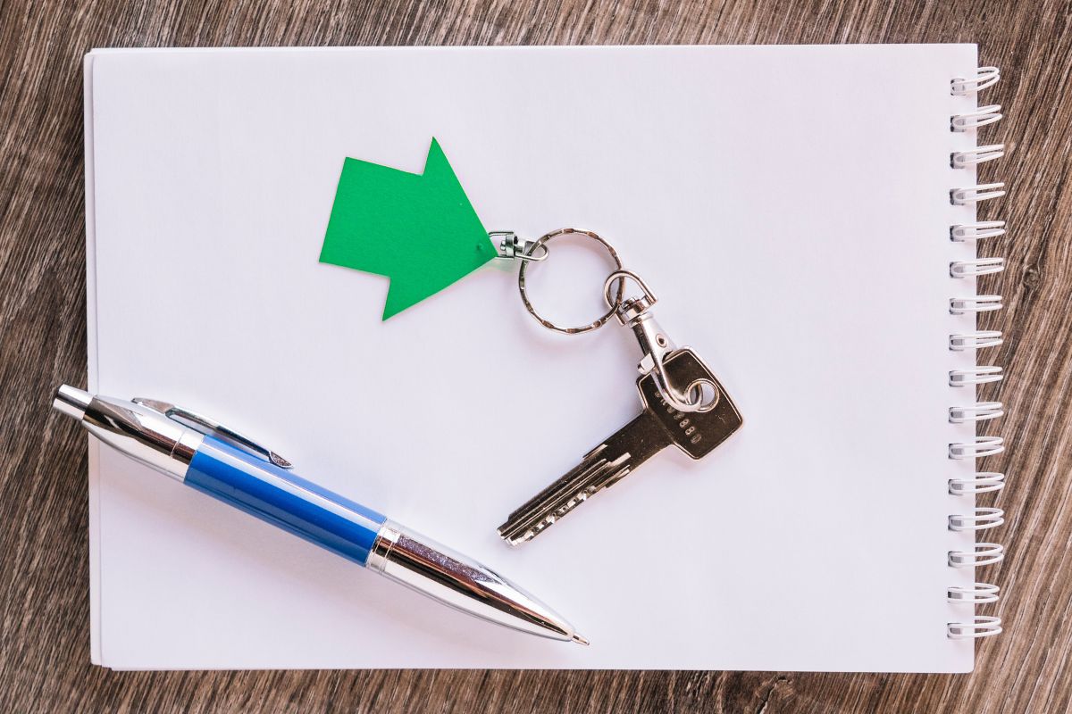 Blocco note con penna e chiave