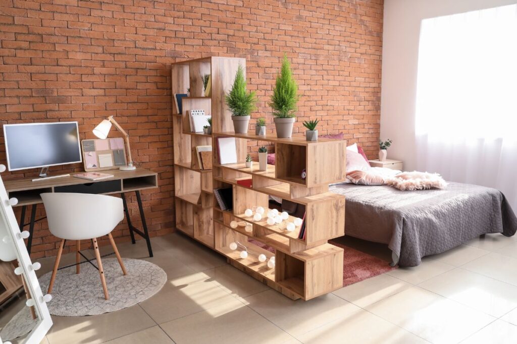 Interno di un monolocale moderno con arredi minimal e spazi ottimizzati