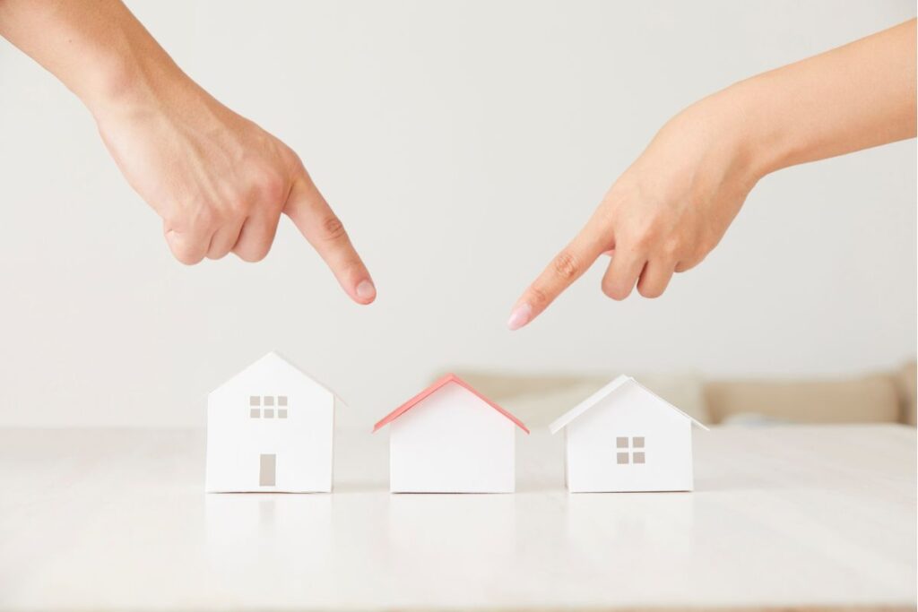 Investitore alle prime armi valuta un immobile per capire come iniziare con il flipping immobiliare